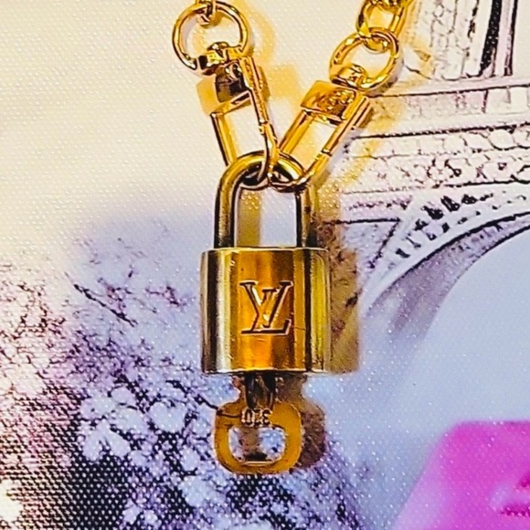 LOUIS VUITTON #320 Lock & Key w/Unbranded Chain, EUC - Picture 10 of 10